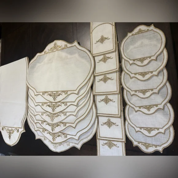 Handmade White and Gold Table Setting Set - Picture 2 of 6